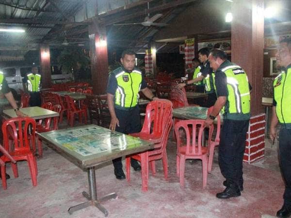 Penguat kuasa turut menyita pelbagai barangan yang terdapat di dalam kedai terbabit kelmarin.