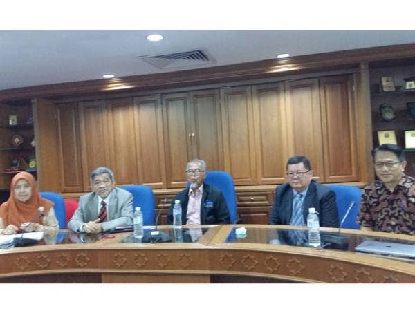 Mahmood Zuhdi (dua dari kiri) bersama Jawatankuasa Pemandu Memperkasa Tulisan Jawi semasa Pembentangan Resolusi Perkasa Tulisan Jawi oleh MDN di sini hari ini.