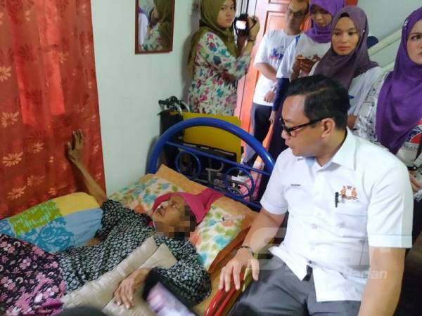 Mohd Khuzzan melawat Zaleha di rumahnya di Taman Skudai Baru.