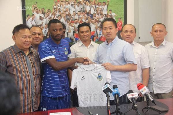 Petrus (dua dari kiri) menerima jersi simbolik daripada Anthony selepas majlis menandatangani kontrak. Foto: FB Datuk Peter Anthony