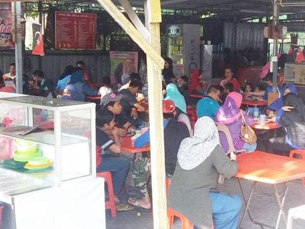 Ramai pelanggan datang untuk menikmati mi racun original atau mi racun gearbox. - Foto pembaca