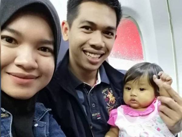 Tuan Muhammad Shahrul Azlan disamping isteri, Siti Nur Amira dan bayi mereka, Tuan Nur Raisha Mikayla.