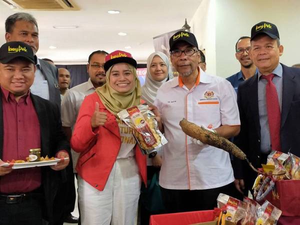 Mohd Hatta (tiga dari kiri) dan Ariffin (kanan) melawat gerai usahawan Kraypek.