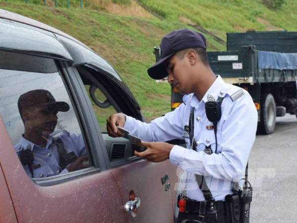 Ops Bersepadu bersama pelbagai agensi penguatkuasa di Plaza Tol Setia Alam, Shah Alam, hari ini.