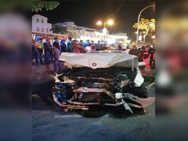 Keadaan kereta jenis BMW yang remuk selepas melanggar empat beranak di Persiaran Sultan Abdul Hamid di sini malam tadi. Foto: Ihsan JBPM