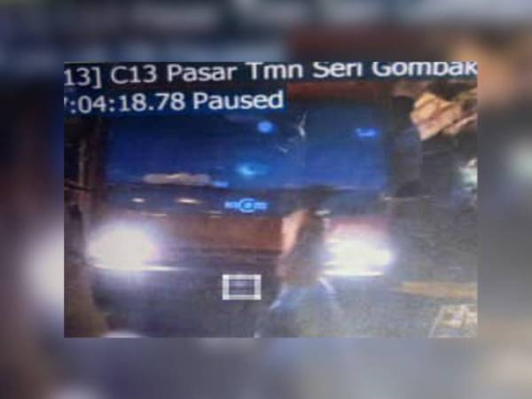 Lori yang dikesan menerusi rakaman CCTV membuang sampah di kawasan itu. Foto: Ihsan MPS