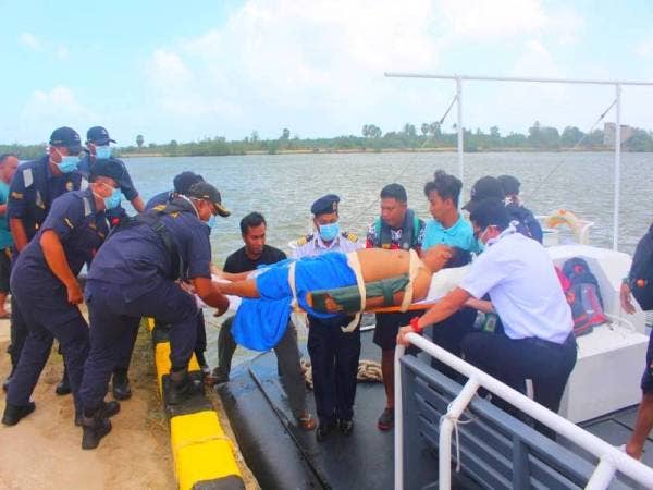 Muhammad Aiman yang mengalami patah tulang dibawa pelayaran ihsan oleh APMM Kelantan bagi mendapatkan rawatan segera di Hospital Besut, Terengganu. 