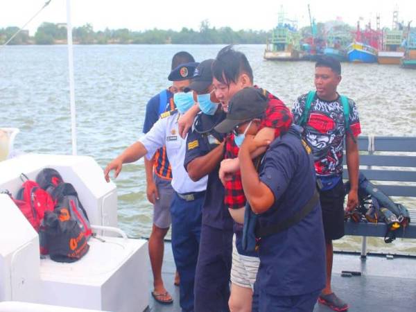 Chaan Chee Keong yang dipercayai menghidap penyakit strok turut dibawa pelayaran ihsan oleh APMM Kelantan. 