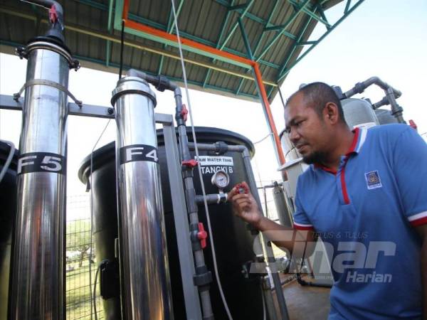 Juruteknik Sirim, Ahmad Zahid Omar menunjukkan operasi telaga tiub berintegrasi sistem Ayaq-Nano yang dibina di Semesti. 