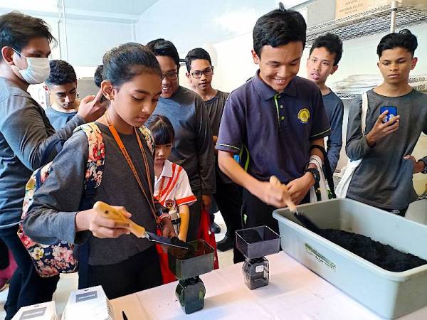 PELAJAR sekolah mempelajari teknik pengkomposan dan pembungkusan untuk baja kompos.