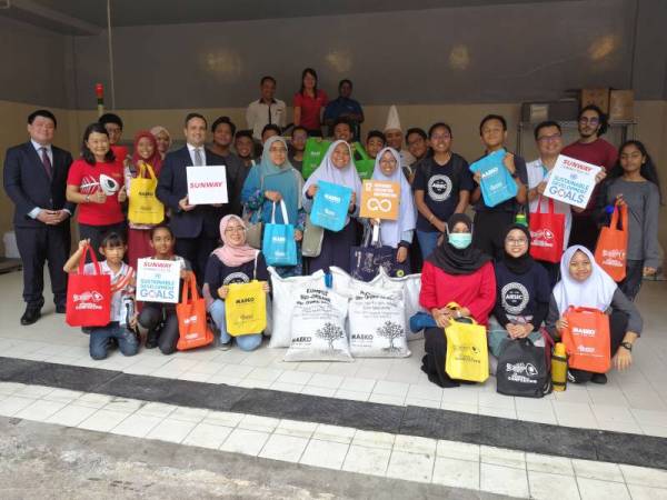 SEBAHAGIAN pelajar dan penuntut universiti merakam kenangan bersama sempena program #sunwayforgood #zerofoodwastage di tapak mesin kompos Sunway Resort Hotel & Spa.