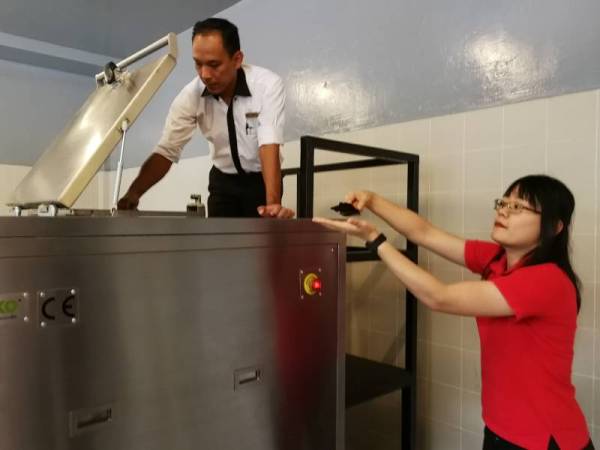 MESIN kompos yang digunakan Sunway Resort Hotel & Spa dan diuruskan kakitangan pihak hotel berkenaan.