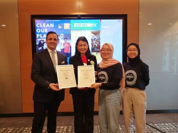 OOI SL (dua dari kiri) merakam kenangan bersama Pengurus Besar Kanan Sunway Resort Hotel & Spa, Alex Castaldi (kiri) dan wakil AIESEC Universiti Kebangsaan Malaysia (UKM).