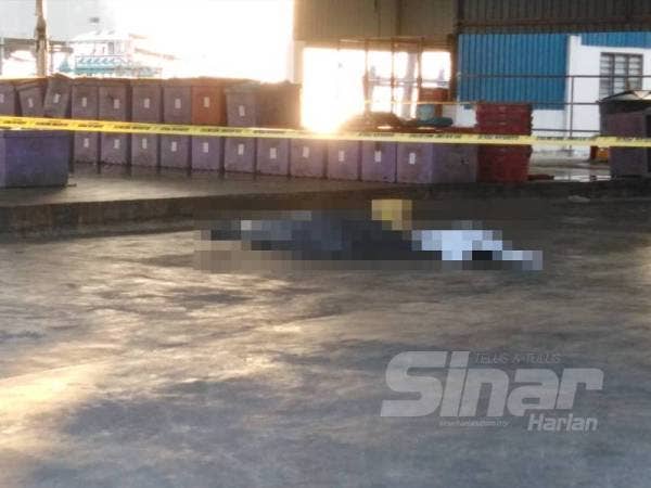 Dua nelayan warga asing maut selepas terhidu gas belum dikenal pasti yang bocor di dalam sebuah bot pukat tunda di Jeti Nelayan Jalan 4 Bagan Sekinchan di sini hari ini.