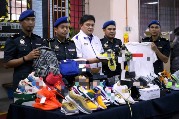 Ariffin Samsudin menunjukkan barangan tiruan bernilai RM56,000 dirampas pada sidang media berkenaan Ops Jeriji di Stor Simpanan KPDNHEP WPKL di Jalan Segambut hari ini. - Foto: Bernama