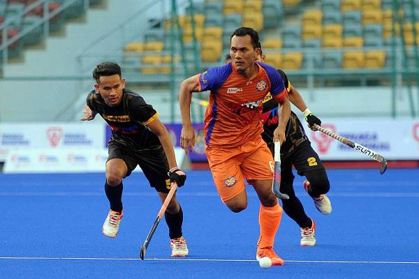 Muhamad Marhan cuba melepasi pemain Maybank pada aksi di Stadium Hoki Nasional Bukit Jalil hari ini. 