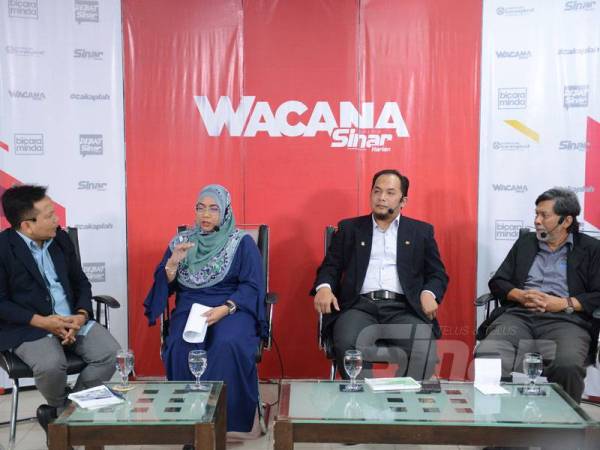 Dari kiri: Sayed Munawar, Salawati, Khairul Faizi dan Azizan pada sesi Wacana Sinar Harian di Shah Alam malam kelmarin. - Foto Mohd Izari Rosli