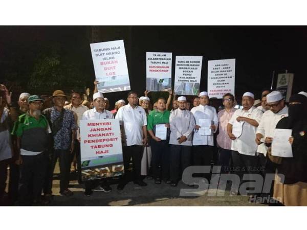 Kamaruddin bersama Gerakan Pembela Ummah selepas membuat laporan polis berhubung penjualan Hotel Tabung Haji (TH) di Balai Polis Batang Tiga di sini, malam tadi.