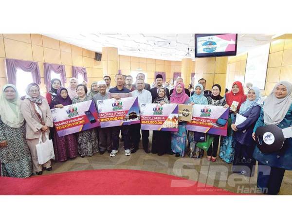 Ahmad Shukri (tengah) bersama semua penerima hadiah kempen YEZ 2019. -Foto Sinar Harian ROSLI TALIB