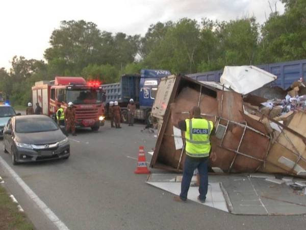 Keadaan lori yang dipenuhi muatan buku dipandu mangsa terbalik di lokasi kejadian. - Foto ihsan pembaca