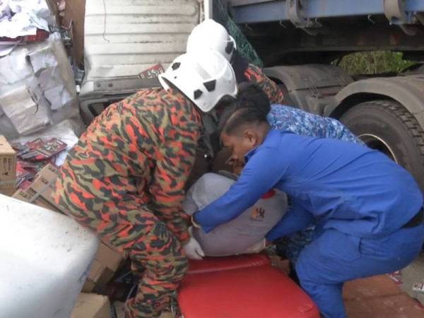 Mangsa yang tersepit diselamatkan sepasukan penyelamat di lokasi kejadian. - Foto ihsan pembaca