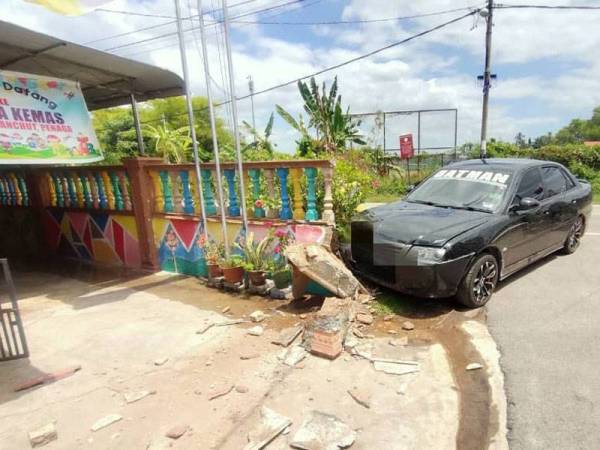 Suspek merempuh tembok pagar sebuah tabika kemas ketika melarikan diri daripada polis.