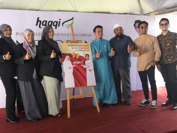MOHAMAD Fitri (empat dari kanan) dan Noorsamah (tiga dari kiri) ketika gimik pelancaran Butik Haqqi 2020 di Bandar Baru Bangi pada hari ini.
