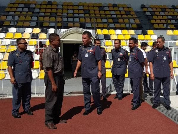 Azmi (tiga dari kiri) meninjau dan memeriksa beberapa tempat di dalam Stadium Perak bersama-sama pegawai bomba bagi memastikan stadium tersebut selamat digunakan untuk perlawanan Liga Super nanti.