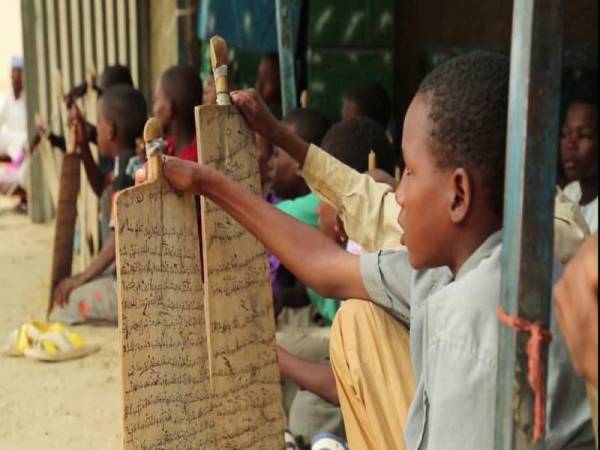 Masyarakat Islam di Afrika terpaksa mengunakan pelepah kayu untuk menulis ayat suci al-Quran. 