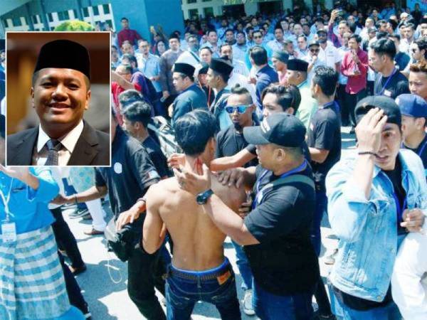 Pergaduhan berlaku di luar dewan selepas tamat Sesi perbahasan dan usul Kongres AMK di MITC Disember lalu. Gambar kecil: Dr Afif