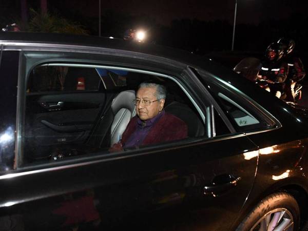 Perdana Menteri Tun Dr Mahathir Mohamad tiba pada Mesyuarat Majlis Presiden Pakatan Harapan di Yayasan Kepimpinan Perdana malam ini. - Foto Bernama