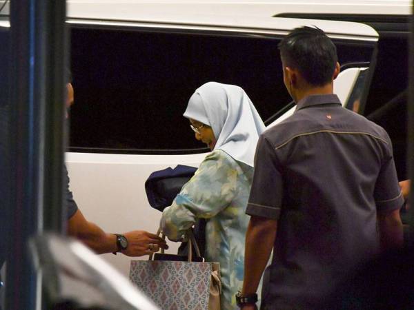 Timbalan Perdana Menteri merangkap Presiden Pakatan Harapan (PH), Datuk Seri Dr Wan Azizah Wan Ismail tiba di Yayasan Kepimpinan Perdana malam ini bagi menghadiri Mesyuarat Majlis Presiden Pakatan Harapan (PH) yang dipengerusi oleh Perdana Menteri yang juga Pengerusi PH, Tun Dr Mahathir Mohamad. - Foto Bernama