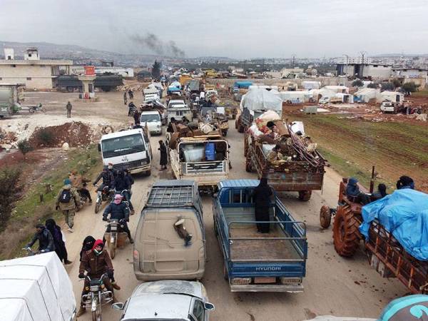 Penduduk Syria terpaksa meninggalkan kediaman mereka dan dibawa ke kem penempatan di bandar Afrin bersempadan Turki. - FOTO: AFP