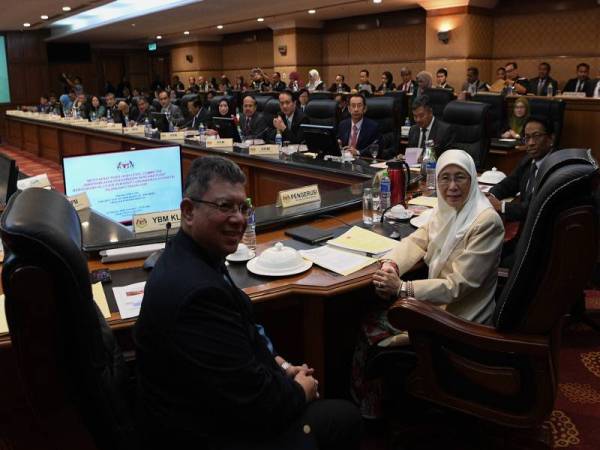 Wan Azizah mempengerusikan Mesyuarat Khas High Level Committee Jawatankuas a Pengurusan Bencana Pusat berhubung COVID-19 di Dewan Persidangan ICU Bangunan Perdana Putra sebelum ini. - Foto BERNAMA