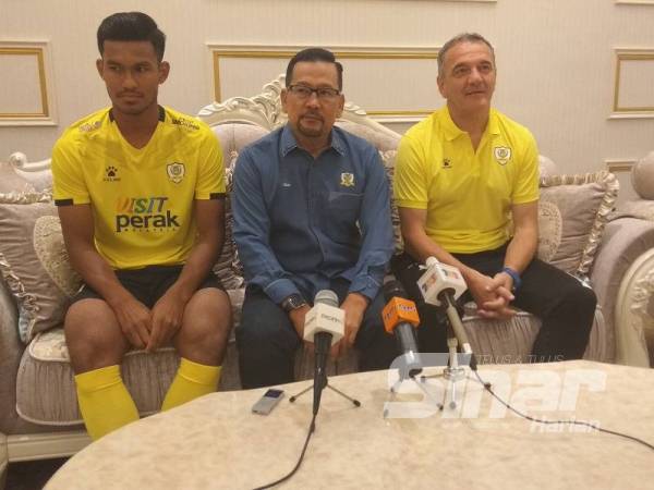 Mohamad Azlin (tengah) ketika sidang media bersama-sama Shahrul Saad (kiri) dan Ketua Jurulatih Perak, Mehmed Durakovic selepas majlis pelancaran tersebut. 