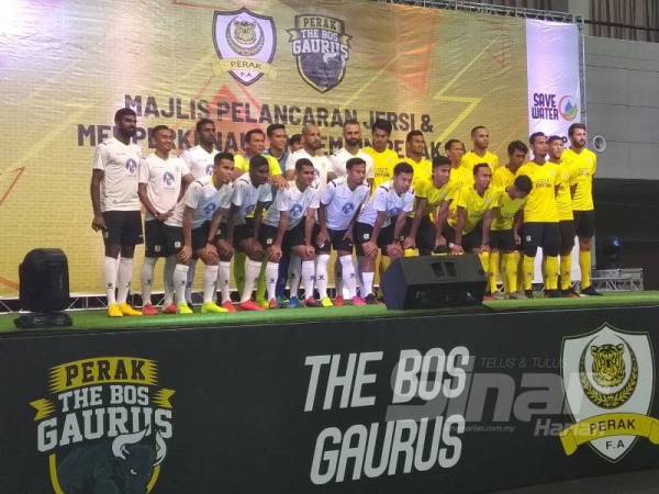 Pemain-pemain memperagakan jersi pada Majlis Pelancaran Jersi dan Memperkenalkan Pemain Perak FA di Stadium Indera Mulia di sini hari ini. 