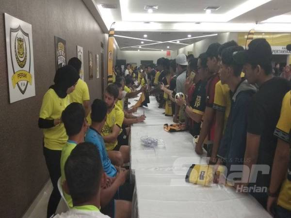 Peminat tidak melepaskan peluang bertemu dengan pemain-pemain pasukan Perak selepas Majlis Pelancaran Jersi dan Memperkenalkan Pemain Perak FA di Stadium Indera Mulia di sini hari ini. 
