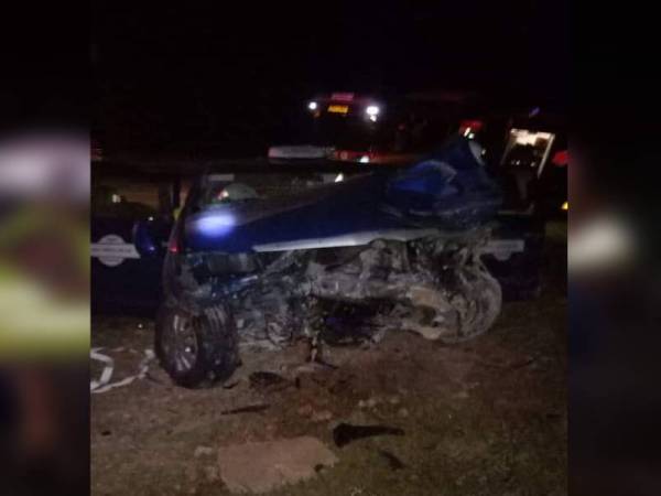 Keadaan kereta mangsa yang remuk akibat melanggar seekor lembu di Lebuh Raya CSR, Lipis kelmarin.