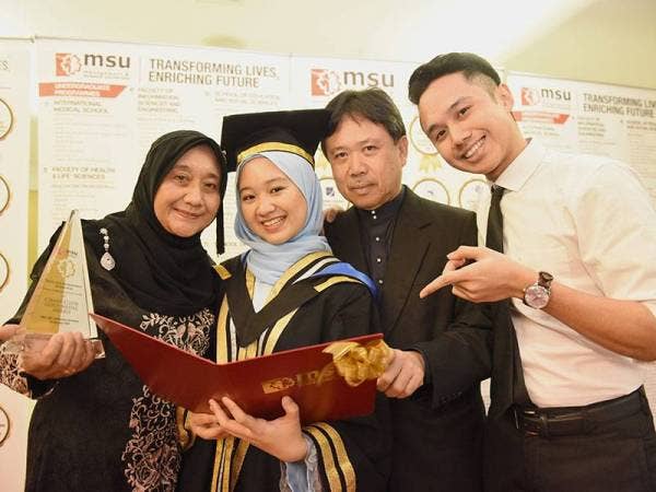 Aleaa Nur Insyirah (dua,kiri) bersama ibu bapa dan salah seorang abangnya yang turut menuntut di MSU. -Foto Ihsan MSU