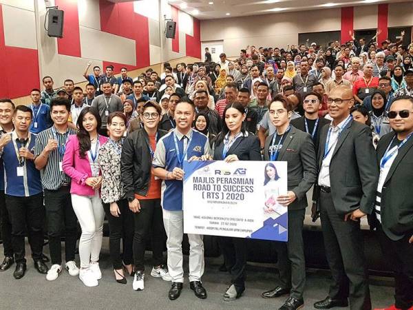 Aizuddin dan A Aida bergambar bersama 500 peserta pertama program itu di HPUPM di Serdang hari ini.