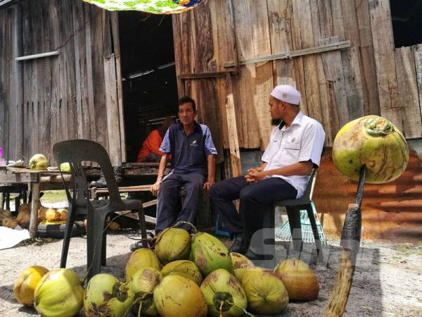 Nasaruddin ketika melawat Matt Yusoff di kediamannya di Kampung Gong Beris, Marang setelah menerima berita kematian Mamat sejak tiga hari lalu.