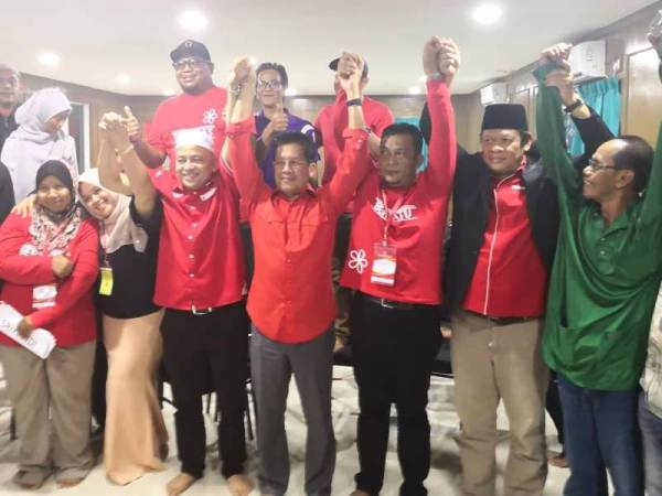 Mohd Fasiah (tiga dari kanan) bersama jawatankuasa kepimpinan baharu Bersatu Bahagian Sabak Bernam diraikan dalam pengumuman pemilihan bahagian itu malam tadi.