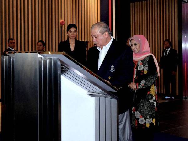Sultan Johor Sultan Ibrahim Almarhum Sultan Iskandar berkenan menandatangani plak perasmian pada Pelancaran Stadium Sultan Ibrahim di Iskandar Puteri hari ini. - Foto Bernama
