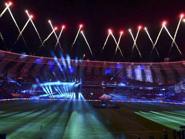 Persembahan bunga api memeriahkan suasana pada Pelancaran Stadium Sultan Ibrahim di Iskandar Puteri hari ini. - Foto Bernama