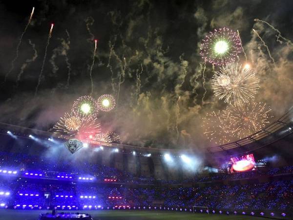 Persembahan bunga api memeriahkan suasana pada Pelancaran Stadium Sultan Ibrahim di Iskandar Puteri hari ini. - Foto Bernama