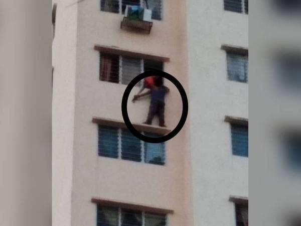 Suspek cuba dibantu orang awam yang berada di lokasi kejadian. Foto: gambar tular.