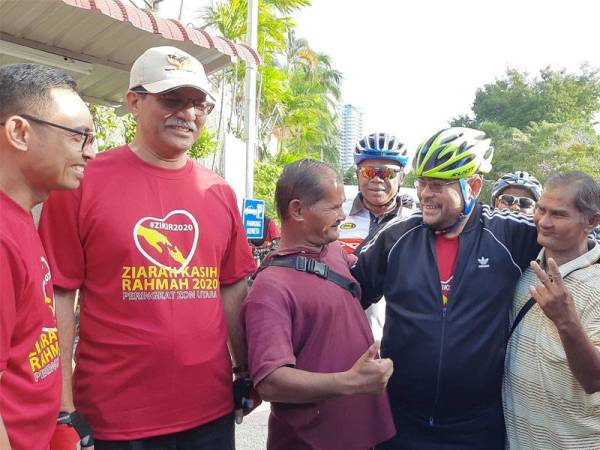 Penduduk setempat mengambil peluang beramah mesra dengan Mujahid tadi.