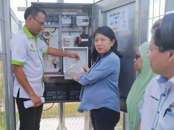 Bee Yin (tiga dari kanan) melihat PID di Stadium Tertutup Majlis Perbandaran Pasir Gudang (MPPG) di sini hari ini.