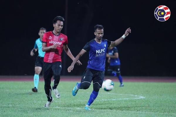 Aksi pemain NLFC-MAHSA dan Harini KS FC.