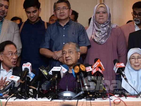 Sidang media Mesyuarat Majlis Presiden Pakatan Harapan yang dipengerusikan oleh Dr Mahathir di Yayasan Kepimpinan Perdana, Jumaat lalu. - Foto IZARI ROSLI